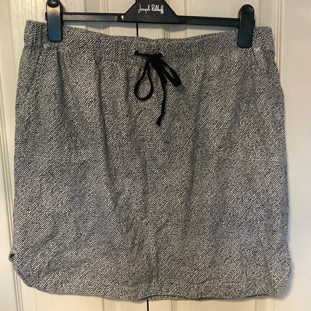 EUC Northern Reflections cotton/linen skirt with pockets. Size large.
